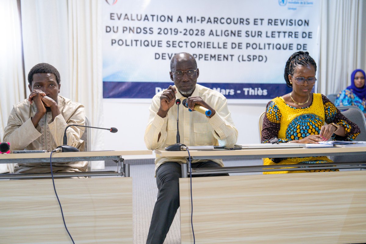 OMS_SENEGAL's tweet photo. 🌍 Après 4 jours d'échanges intenses avec l'OMS et le @santegouv_sn , la revue à mi-parcours du #PNDSS s'achève sur une feuille de route ambitieuse. 
Acteurs gouvernementaux, experts et partenaires ont uni leurs forces pour dessiner la Phase II du plan, parfaitement alignée sur la lettre de politique sectorielle  📜.
Au cœur des priorités : 📱une gouvernance modernisée par le digital, 🩺une prévention renforcée, ⚕️des soins de qualité accessibles à tous et🛡️  une protection sociale élargie. 
Une nouvelle ère  qui s'ouvre  vers la #CSU !