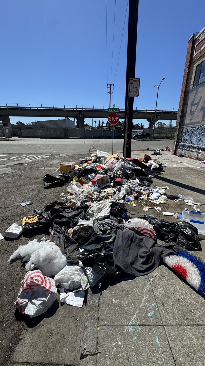 NexusAudio's tweet photo. @Oakland 🚨, WE HAVE A PROBLEM! 🚨 My small business is drowning in trash. I've called 311 for a MONTH and it's only getting worse. This isn't just unsightly, it's UNSUSTAINABLE. How are we supposed to thrive like this? @Oakland #OaklandCleanup #SmallBusinessSOS #HelpUs https://t.co/4bEd01mk3f