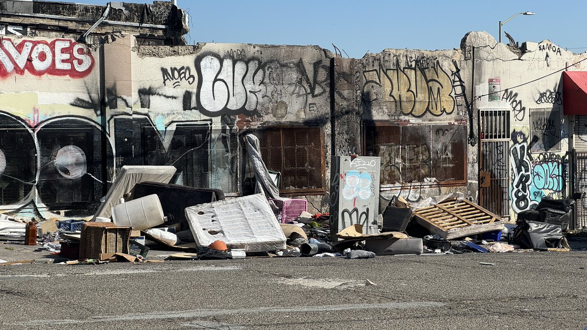 NexusAudio's tweet photo. @Oakland 🚨, WE HAVE A PROBLEM! 🚨 My small business is drowning in trash. I've called 311 for a MONTH and it's only getting worse. This isn't just unsightly, it's UNSUSTAINABLE. How are we supposed to thrive like this? @Oakland #OaklandCleanup #SmallBusinessSOS #HelpUs https://t.co/4bEd01mk3f