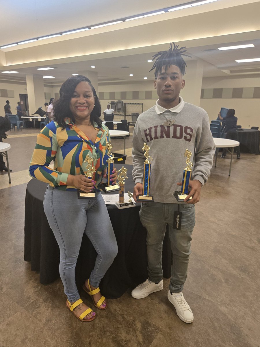 Thee_Anna_D's tweet photo. Mommy Duties 🥰♥️👏👏
I am Soooooo proud of you, son. It is a joy to see your hardwork &amp; dedication pay off @JeKariDouglas7 
Jeremiah 29:11 🙌🙏
#awardsbanquet https://t.co/fK8a2gtFaU