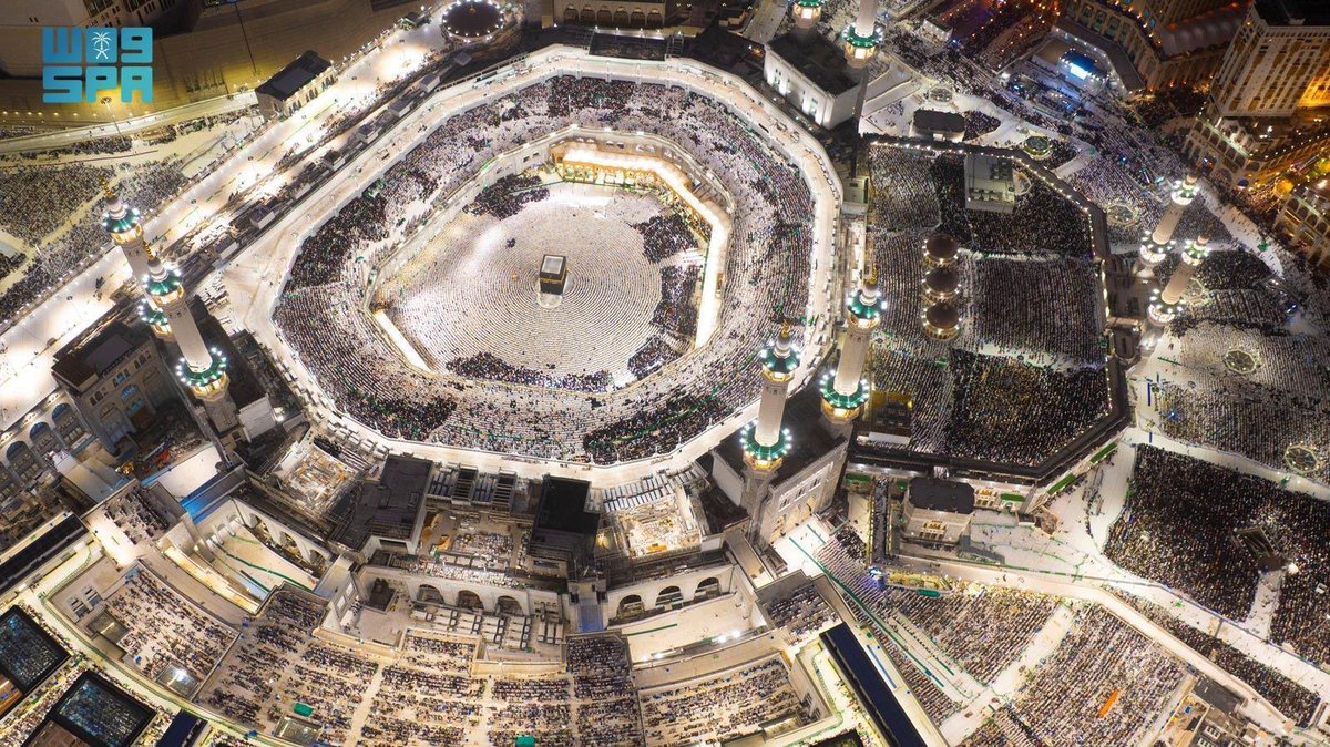 torrjoom's tweet photo. #رمضان
#العشر_الاواخر_من_رمضان

قال #الشيخ_ابن_عثيمين 
رحمه الله🤲🏻 
في  #وداع_رمضان_المبارك 
 أيها الإخوة المؤمنون إننا في هذه الليالي نودع ضيفا كريما حل بنا ومرت علينا ساعاته وكأنها لحظات ألا إنه هذا الشهر الذي أنزل الله فيه القرآن هدى للناس وبينات من الهدى والفرقان لقد كنا نرتقبه ونرتقب حضوره حتى حل بنا ثم مضت أيامه ولياليه وكأنها ساعة من نهار ما أجمل ليله ما أجمل أيامه ما أجمل اجتماعاته ما أجمل الإنابة فيه إلى الله عز وجل وسنفقد هذه الأيام وسنفقد هذه الليالي فنسأل الله عز وجل أن يخلفها علينا بالقبول وألا يضيع عملنا ولا يردنا خائبين ونسأله جل وعلا أن يجعلني وإياكم ممن ينادى غدا في الدار الباقية كلوا واشربوا هنيئا ما أسلفتم في الأيام الخالية اللهم ألهمنا الشكر على صيام الأيام الماضية وأعد علينا شهر رمضان ونحن نرفل بالأمن والإيمان والعمل الصالح أعواما متوالية اللهم إنا نسألك كما مننت علينا بإتمام الصيام والقيام عملا أن تمن علينا بقبوله فضلا وكرما وأن تجزينا عليه ما أنت أهله من الفضل والإحسان والكرم يارب العالمين🤲🏻
#ليلة_الجمعة
#عيد_الفطر 
.... 📣
معلومة عن #ليله_27  
إجمالي قاصدي البيت العتيق 🕋   (   3.441.600  )
عدد المصلين في صلاة الفجر (703123).
عدد المصلين في صلاة الظهر (614307).
عدد المصلين في صلاة العصر (643912).
عدد المصلين في صلاة المغرب (740129).
عدد المصلين في صلاتي العشاء والتراويح (740129).
كذلك تم توفير مهبط في الحرم
للاخلاء الطبي الجوي وتم
مباشرة اول حالة 🤲🏻
هذا من فضل الله علينا ثم بجهود
حكومتنا الرشيد في خدمة #الحرمين_الشريفين جزاهم الله 
عنا وعن كل مسلم خير الجزاء 🤲🏻
#خادم_الحرمين_الشريفين #محمد_بن_سلمان #المملكه_تقود_العالم_نحو_السلام  🇸🇦 #السعودية_العظمى 🇸🇦
#الصقور_الرقمية_السعودية #الجيش_السعودي_الاكتروني
#سوريا_الجديدة
#السودان_ينتصر  #الحوثي_إيراني_لايمني #ايران_المجوسية #لبنان_الجديد 
#العراق_فوق_الجميع #العراق_الجديد  #حماس_برا_برا 
#حماس_تطلع_برة #حماس_ليست_منا_ونحن_لسنا_منها  #جماعة_الاخوان_الشيطانية 
#حزب_الله (الشيطان) #حزب_الاخوان (العدوان) #خامنئي راس الشرك #ايران_اكبر_عدو_للسنة