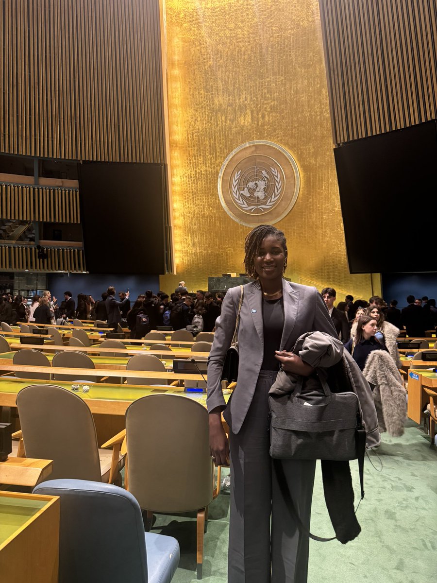 Représenter mon pays dans un espace d’échange, d’influence et d’engagement pour un monde meilleur est un honneur que je mesure à sa juste valeur.
Merci au journal L’Évidence pour cette mise en lumière.
#CWMUN #Sénégal #LeadershipFéminin #EngagementJeunesse #FiertéNationale