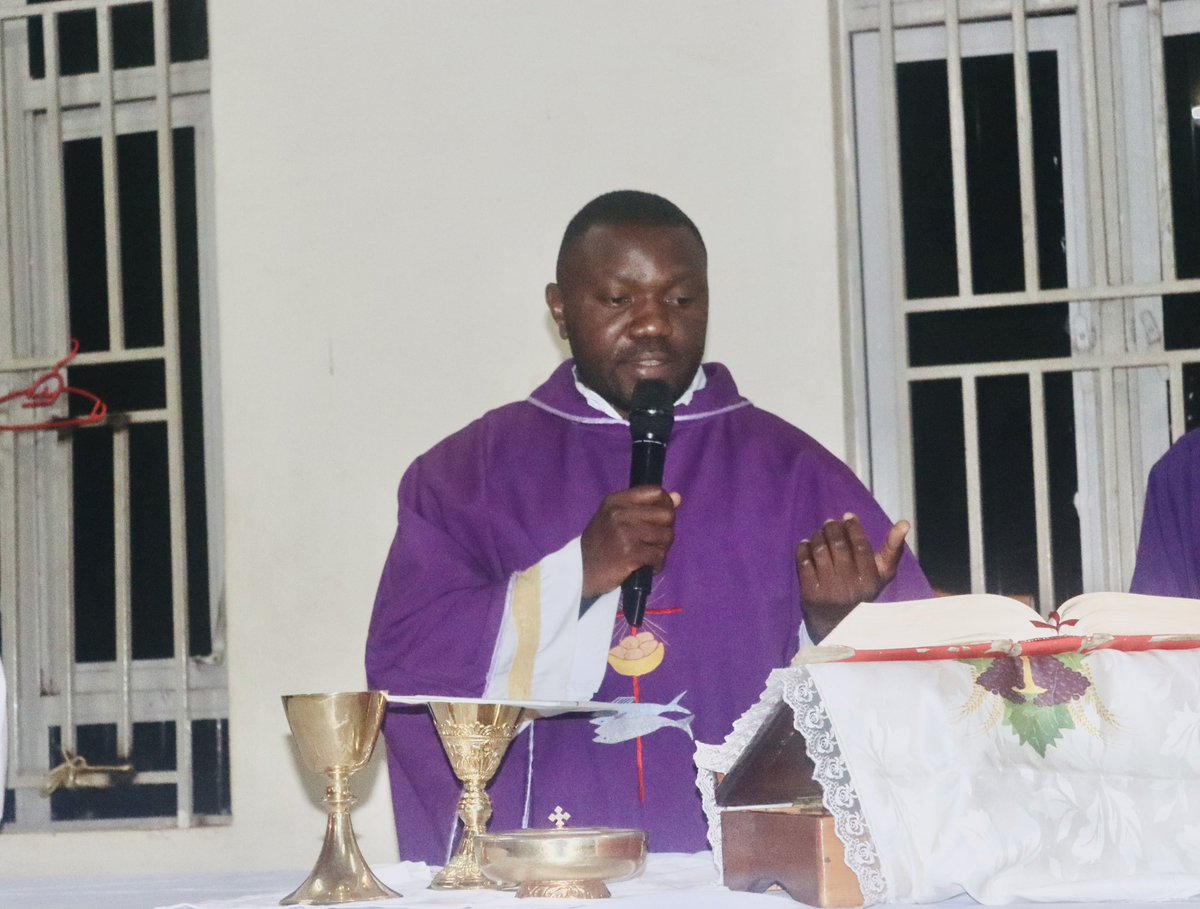 Kisubi_Mapeera's tweet photo. This evening, we dined together after a heartfelt Mass with our Form 5 students and new middle entrants, blessing their journey and welcoming them into our community. A night of unity, reflection, and new beginnings! #kimss #NewBeginnings https://t.co/HAyd3MnjQz