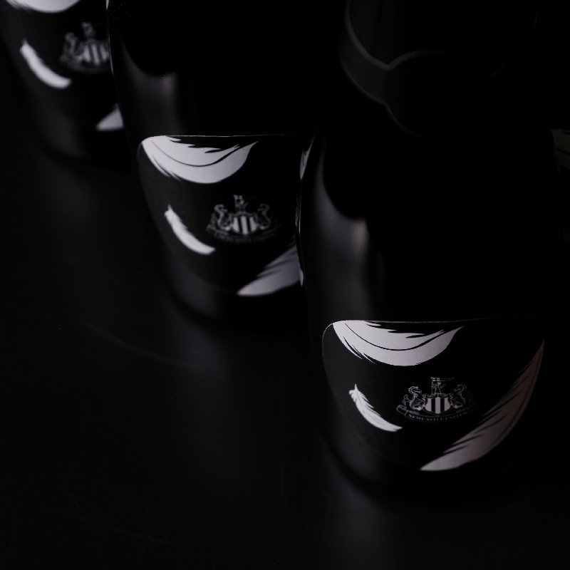 NUFC's tweet photo. Bespoke. Club. Champagne. 
 
Celebrate like a champion with a bottle of bubbles commemorating our historic Carabao Cup 24/25 win 🍾 
  
Pre-order now (18+ be https://t.co/w0xZHyw3xY) ⤵️