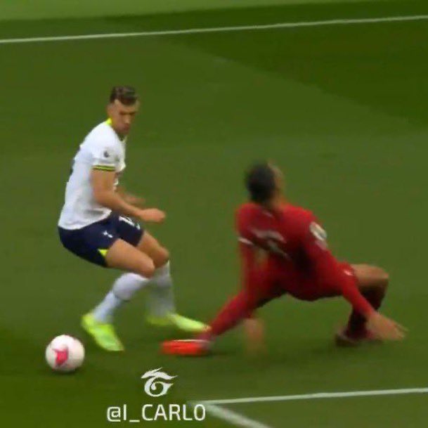 AfCBZ's tweet image. You will never see William Saliba in this position, genuinely the best CB in the league