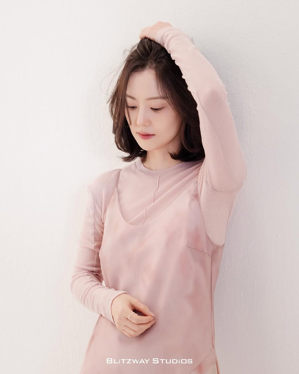 MoonChaeWonBR's tweet photo. 📷| Atualização do Instagram da Blitzway Studio com novas fotos da Chaewon.

TÃO LINDA!

#MoonChaeWon #문채원 https://t.co/OEjxqhCC19