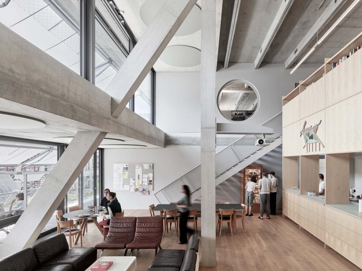 arquitect_viva's tweet photo. Edificio Binzstrasse en Zúrich
EM2N Architekten
https://t.co/94gewlsGI2
¿Cómo queremos trabajar el día de mañana? Esta es la pregunta que se hizo el estudio EM2N para proyectar el edificio situado en el número 29 de Binzstrasse, en Zúrich. Desde el inicio, la firma suiza decidió alquilar aquí un espacio para establecer su sede.
Las funciones comerciales, que incluyen un restaurante, se sitúan entre la planta baja y la segunda, mientras que las oficinas se encuentran entre las plantas tercera y sexta. Las viviendas de alquiler están ubicadas en los niveles superiores con balcones semicubiertos de acceso directo en la fachada norte.