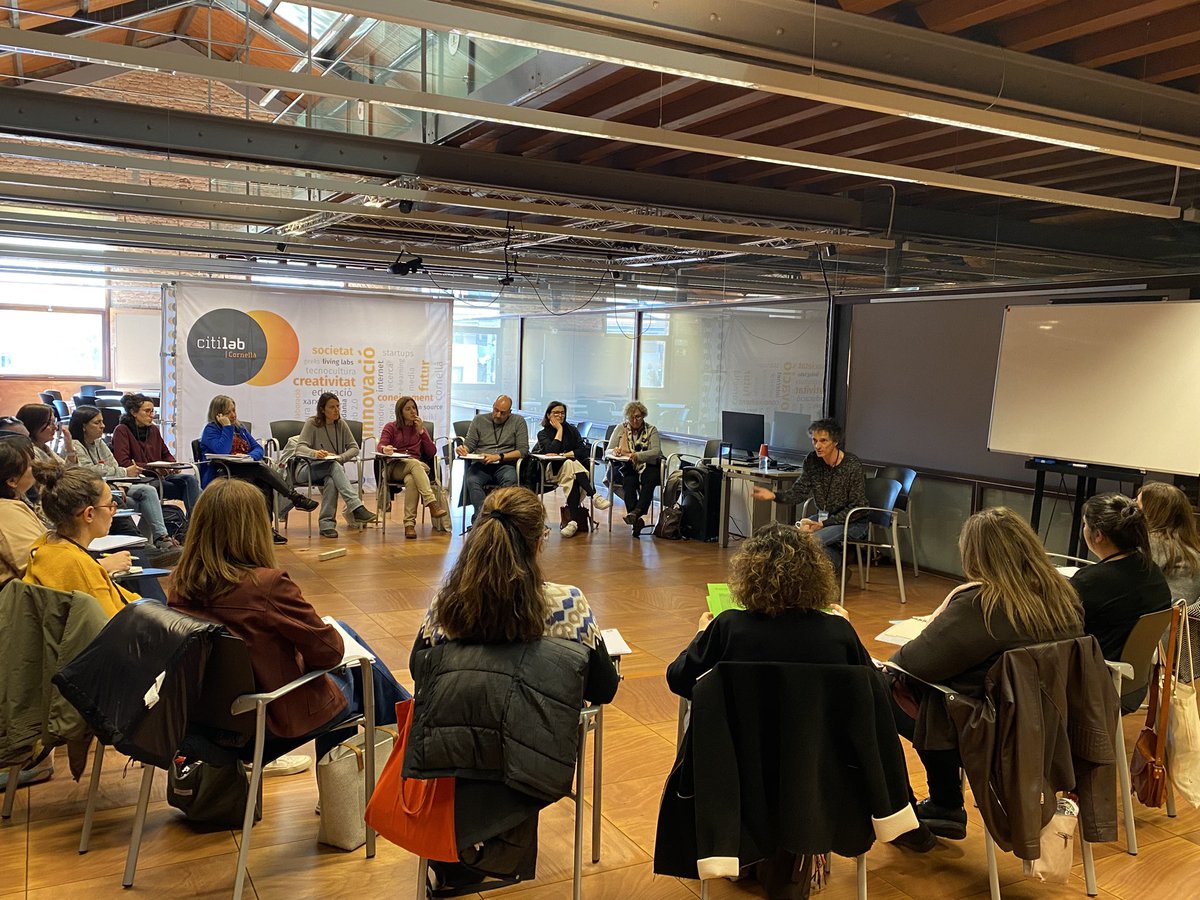 se_bll5's tweet image. 👉🏼👉🏼 I comecem la tarda amb un munt de tallers tan innovadors com necessaris. Des de la IA, o els lideratges passant pel benestar emocional, la comunicació i el sentit de liderar. @coralregi @PepeMe @SEiXarxes @educaciocat @citilab @AjSJDespi