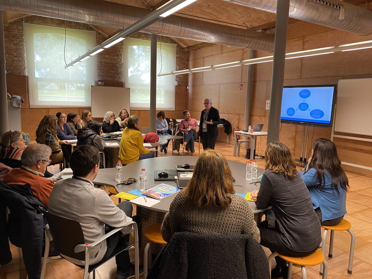 se_bll5's tweet image. 👉🏼👉🏼 I comecem la tarda amb un munt de tallers tan innovadors com necessaris. Des de la IA, o els lideratges passant pel benestar emocional, la comunicació i el sentit de liderar. @coralregi @PepeMe @SEiXarxes @educaciocat @citilab @AjSJDespi