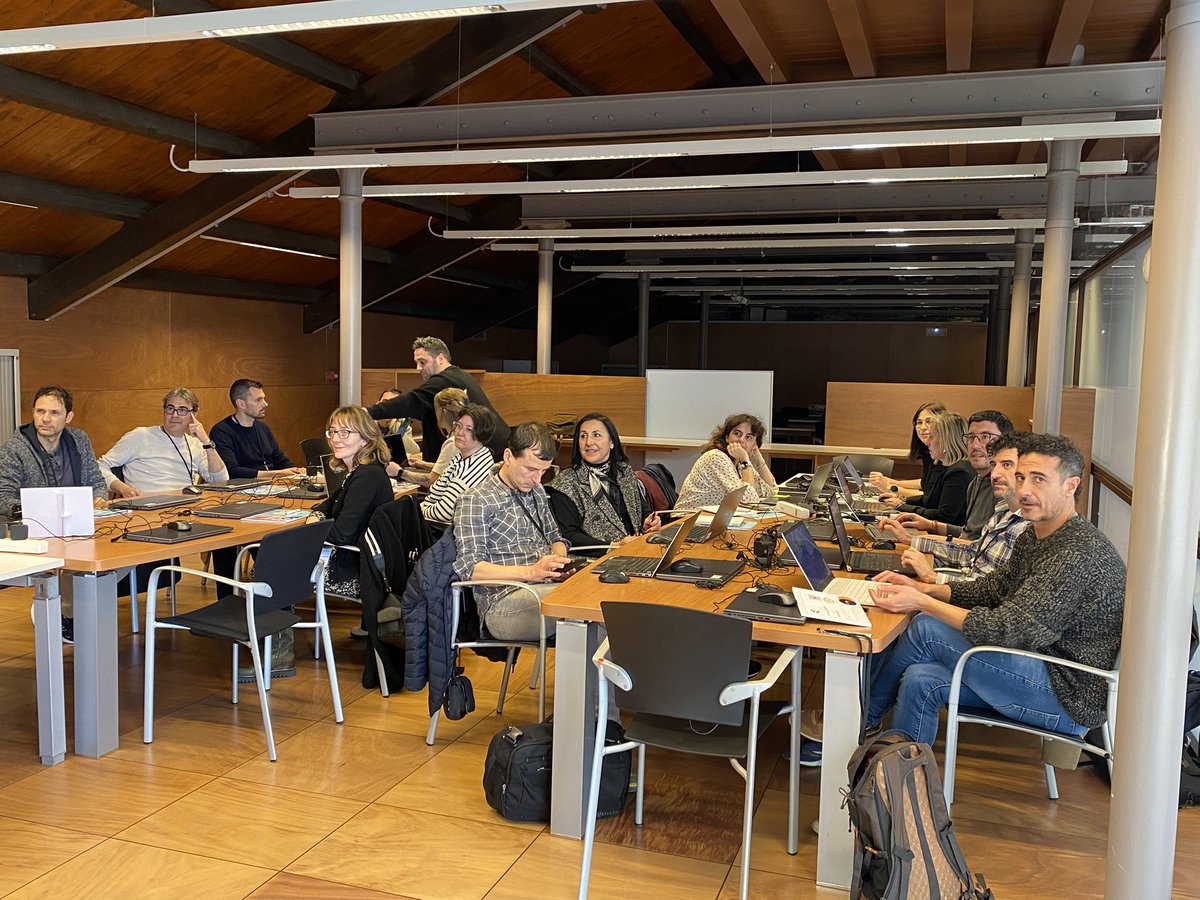 se_bll5's tweet image. 👉🏼👉🏼 I comecem la tarda amb un munt de tallers tan innovadors com necessaris. Des de la IA, o els lideratges passant pel benestar emocional, la comunicació i el sentit de liderar. @coralregi @PepeMe @SEiXarxes @educaciocat @citilab @AjSJDespi