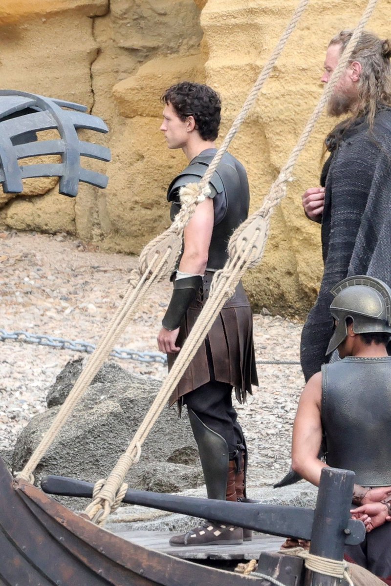 tom’s curls and biceps 😵‍💫 also him wearing a full suit of armor i’ll not survive guys…