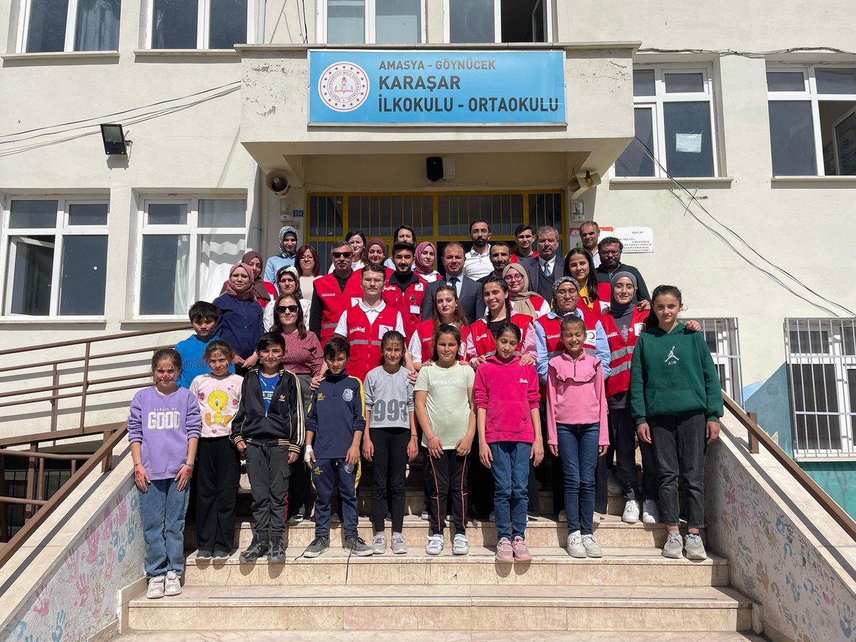 Genç Kızılay gönüllülerimiz bugün Göynücekte miniklerimize bayramlık ve çeşitli ikram dağıttı 
Bu güzel etkinliğimize katılan Göynücek Kaymakam Vekilimiz Osman Demirgül,İlçe
Belediye Başkanı Kemal Şahin, Milli Eğitim Müdürü Abdulmuttalip Ziyagil’e katılımları için teşekkür ederiz