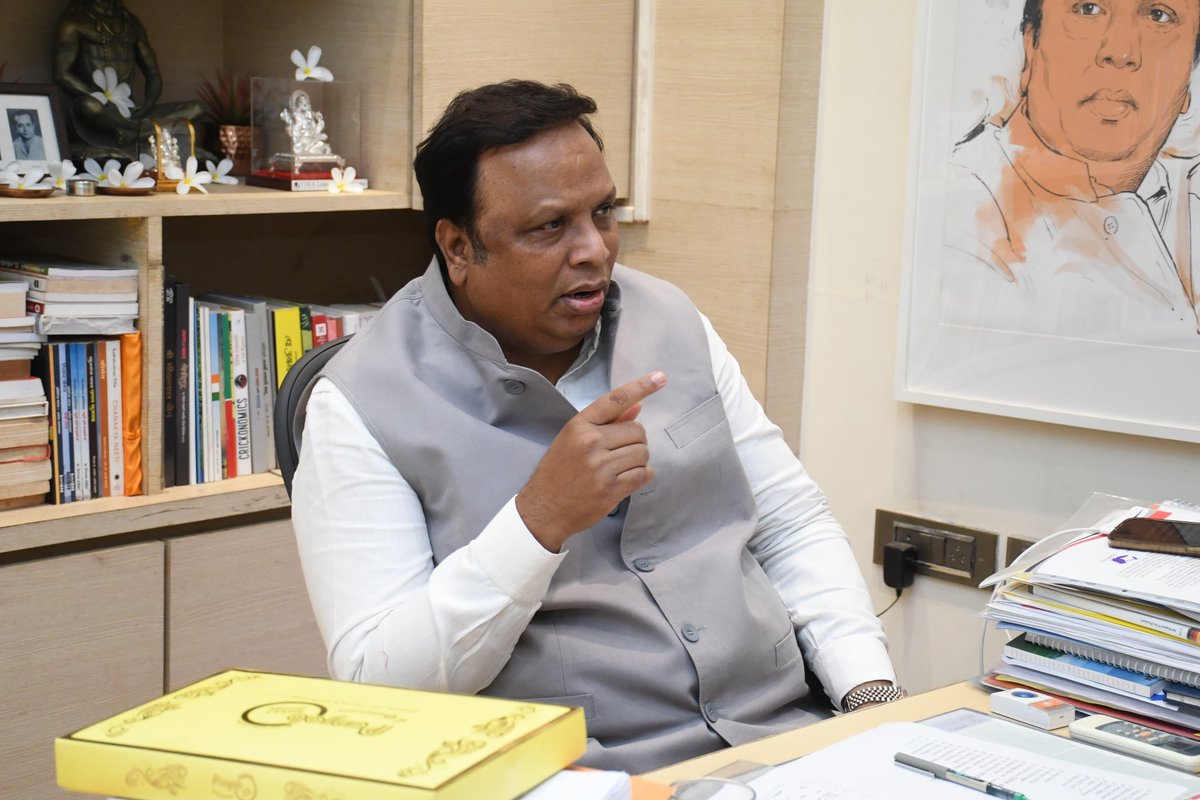 ShelarAshish's tweet photo. वांद्रे पश्चिम विधानसभा मतदार संघातील वॉर्ड क्र. १०१ मधील राजारामवाडी येथील राम विहार इमारतीतील रहिवाशांनी त्यांच्या समस्यांबाबत भेट घेतली. यावेळी त्यांचे प्रश्न समजून घेतले. 

#Ashishshelar https://t.co/nSsggU0XJY