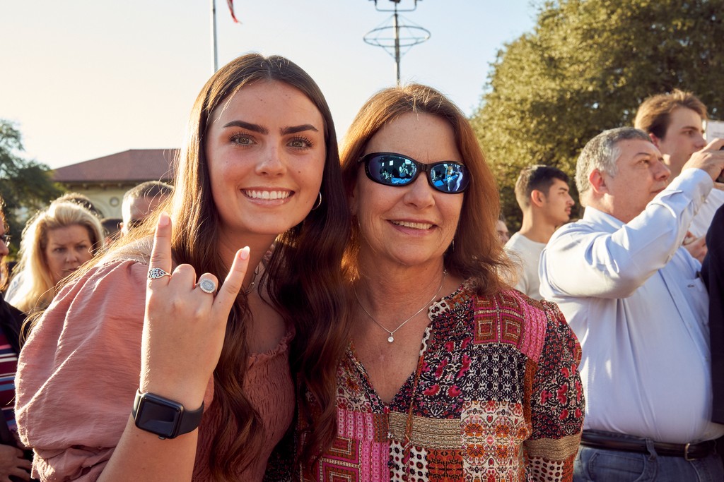TexasExes's tweet photo. Start practicing your poses! Ring Celebration is right around the corner, and we can't wait. If you're getting your #UTRing this semester, make sure you have RSVP'd and signed up for a time slot. π€ Find more details about Ring Celebration at https://t.co/lKY28QD9Na π https://t.co/t66xSdYMVs