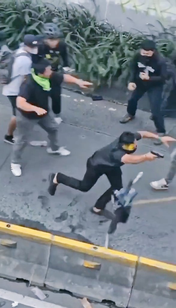 MasBRO_back's tweet image. Nah ini, senjatanya diarahkan langsung ke pendemo #CabutUUTNI