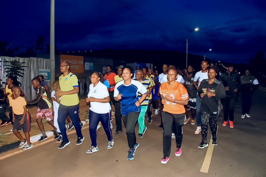 Yegogatsibo's tweet photo. @GatsiboDistrict,  ku mugoroba wo kuri uyu wa Kane, Ubuyobozi bw'Akarere buri kumwe n'inzego zitandukanye bifatanyije n'abatuye Umujyi wa Kabarore no mu nkengero zawo muri siporo rusange yiswe " Gatsibo Night Run". 
@RwandaLocalGov @RwandaEast #SiporoNiUbuzima #GatsiboNightRun https://t.co/U4zzRqRipC