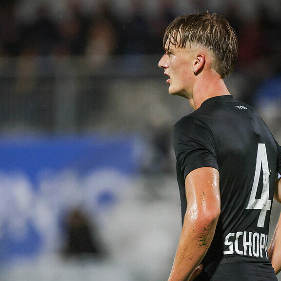 _pivot10's tweet photo. 🧵 [HAJDUK: POD POVEĆALOM #1] Konstantin Schopp (🇦🇹, CB, ’05)

S obzirom na vjerojatne odlaske Prpića i Eleza te potencijalni otkup Šarlijinog ugovora od strane ciparskog Pafosa, Hajduk će na ljeto tražiti nove stopere. Jedan od onih koji mi se čine kao potencijalno odlična akvizicija je stoper Sturma iz Graza, Konstantin Schopp.

Zanimljivo, Hajduk je ove jeseni u redove akademije već doveo kadeta Sturma, Davida Nachbara.