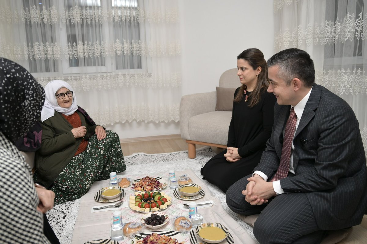 Can_Aksoy_'s tweet photo. Bu akşam kıymetli eşim Esin Hanım ile birlikte Gülizar Teyzemizin iftar sofrasına misafir olduk. 

Yenilenen evinde Gülizar Teyze, güler yüzü, hoş sohbeti ve enerjisiyle bizleri kendisine hayran bıraktı. Duvar saati ile haber saatlerini takip ettiğinden acele bir duvar saati notumuzu aldık. Gençlik anıları acılar, yaşanmışlıklarla dolu sohbetimizden çıkardığım sonuç, herşeyini kaybedebilirsin ama neşeni kaybetmemelisin..

Bir anne şefkatiyle bizleri ağırlayan teyzemize misafirperverliği için bizleri Gülizar Teyze ile buluşturan ve onun tabiriyle kendisine birer evlat olan Belediyemiz Sosyal Yardım İşleri Müdürlüğümüze teşekkür ediyoruz.