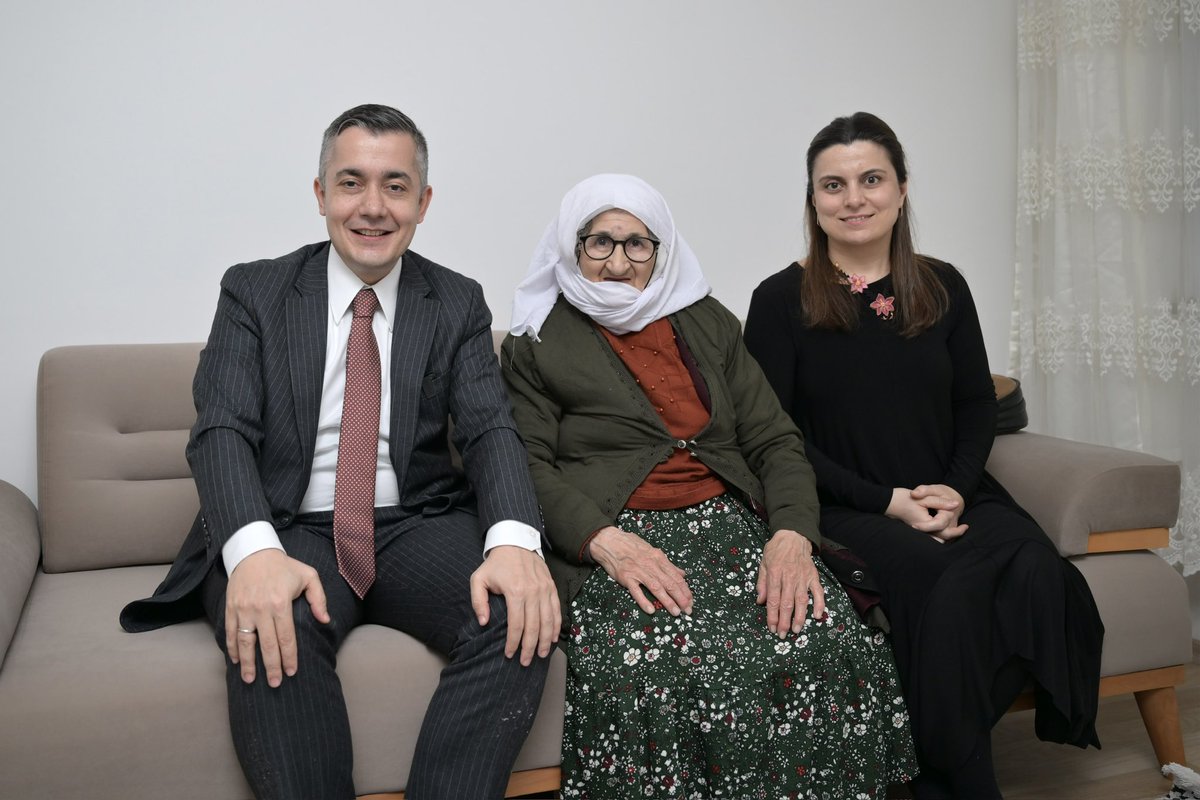 Can_Aksoy_'s tweet photo. Bu akşam kıymetli eşim Esin Hanım ile birlikte Gülizar Teyzemizin iftar sofrasına misafir olduk. 

Yenilenen evinde Gülizar Teyze, güler yüzü, hoş sohbeti ve enerjisiyle bizleri kendisine hayran bıraktı. Duvar saati ile haber saatlerini takip ettiğinden acele bir duvar saati notumuzu aldık. Gençlik anıları acılar, yaşanmışlıklarla dolu sohbetimizden çıkardığım sonuç, herşeyini kaybedebilirsin ama neşeni kaybetmemelisin..

Bir anne şefkatiyle bizleri ağırlayan teyzemize misafirperverliği için bizleri Gülizar Teyze ile buluşturan ve onun tabiriyle kendisine birer evlat olan Belediyemiz Sosyal Yardım İşleri Müdürlüğümüze teşekkür ediyoruz.