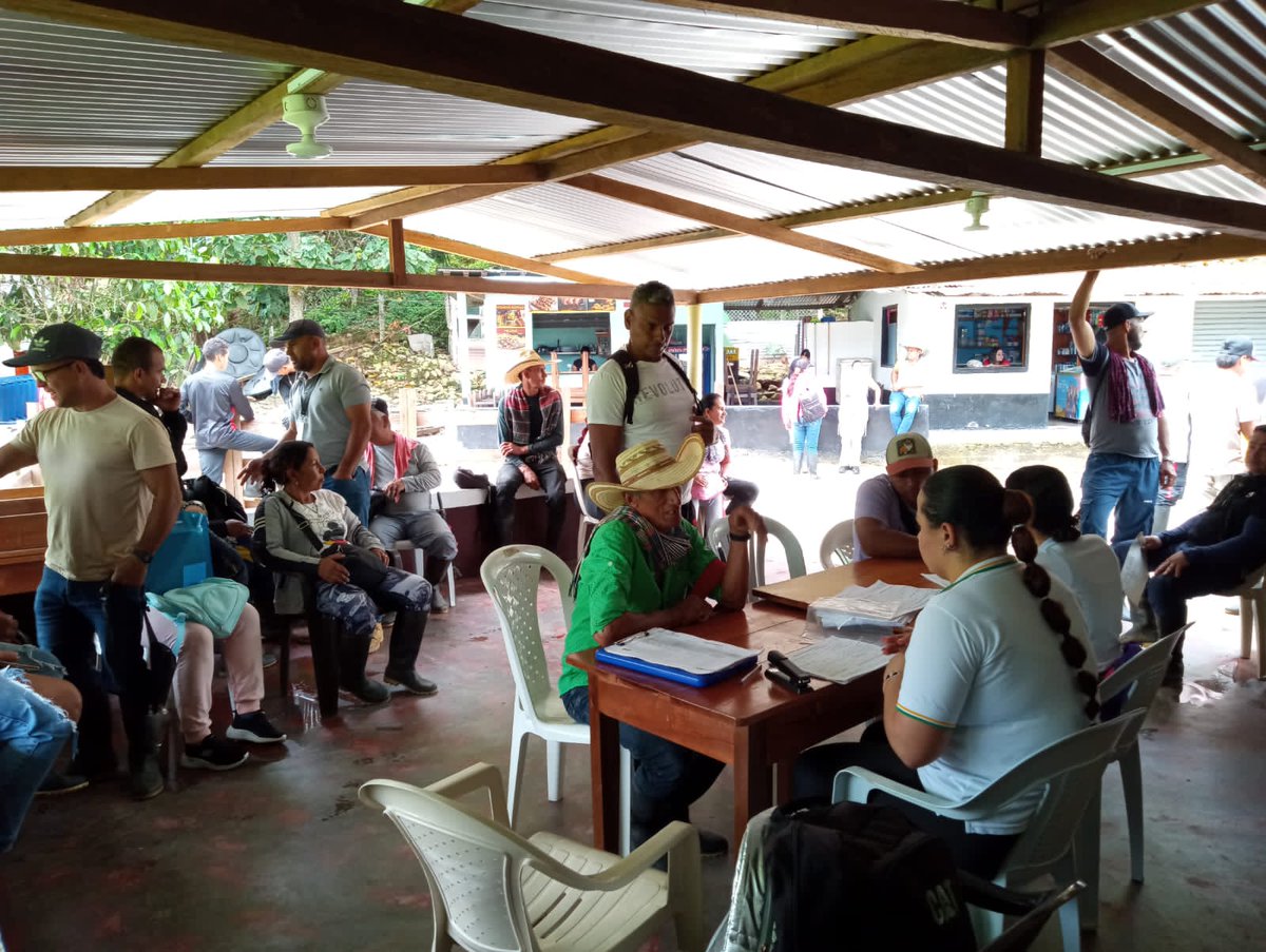 ICACOLOMBIA's tweet image. #ICAEnLasRegiones está en #Antioquia, coordinando con la Dirección de Sustitución de Cultivos Ilícitos #DSCUI, para realizar jornadas de Registro Sanitario de Predios Pecuarios en familias productoras de #Ituango, #Briceño y #Anorí. Estas familias, que anteriormente cultivaban…