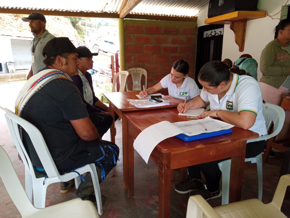 ICACOLOMBIA's tweet image. #ICAEnLasRegiones está en #Antioquia, coordinando con la Dirección de Sustitución de Cultivos Ilícitos #DSCUI, para realizar jornadas de Registro Sanitario de Predios Pecuarios en familias productoras de #Ituango, #Briceño y #Anorí. Estas familias, que anteriormente cultivaban…