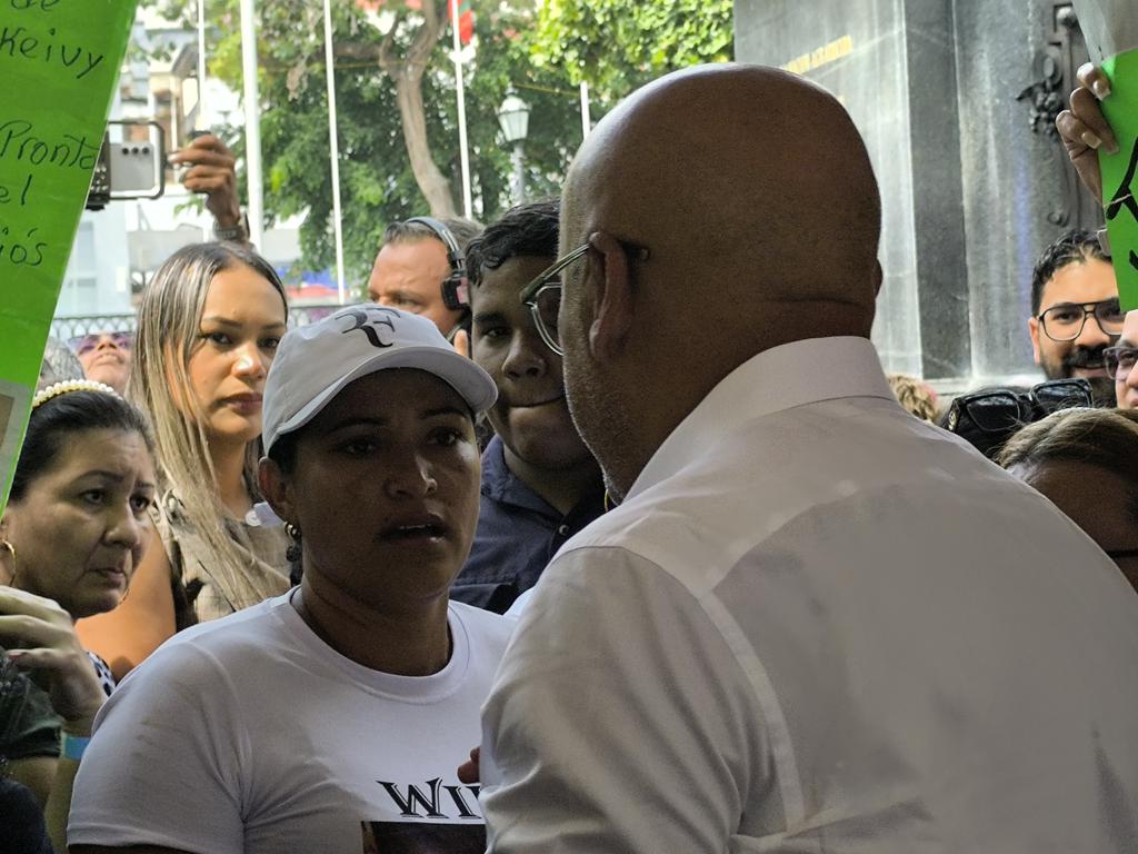 #EnFoto || Junta Directiva de la AN, encabezada por su Presidente, diputado Jorge Rodríguez, llega a la Plaza Bolívar en compañía de las y los diputados a estampar su rúbrica en rechazo del secuestro de venezolanos y venezolanas por parte de EEUU y el Salvador.