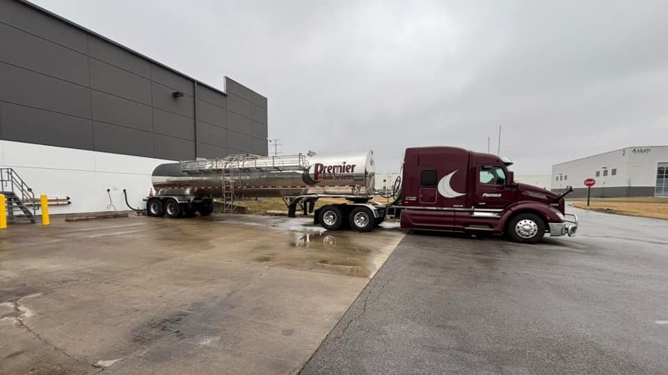 BulkPremier's tweet photo. Rolling through New Albany, OH with another smooth haul, even under cloudy skies! Bryan’s got the rig looking sharp and ready to roll. No matter the weather, the job gets done. Where are you hauling today, drivers? Tweet us your view! 
#PremierBulkSystems #DrivePremier https://t.co/mf7KOw5MQC