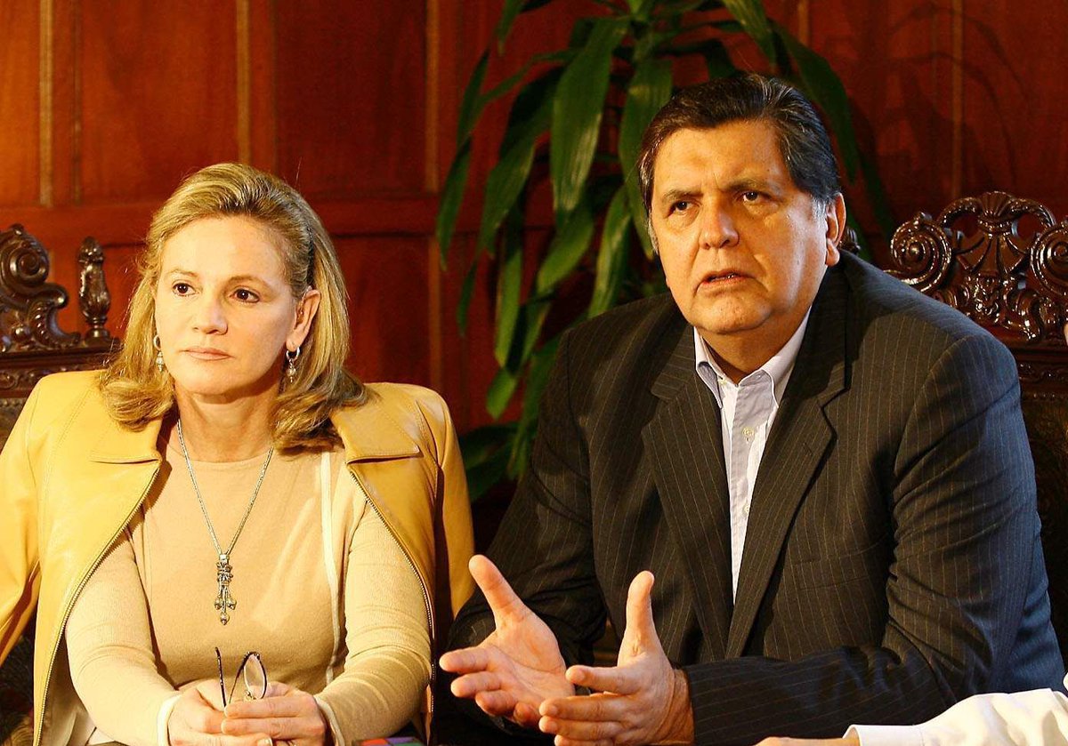 El delincuente se fue pero todos los Peruanos le seguimos manteniendo a la esposa e hijo.

S/. 15,600 mensual para la familia del corrupto <a href="/AlanGarciaPeru/">Alan García</a>