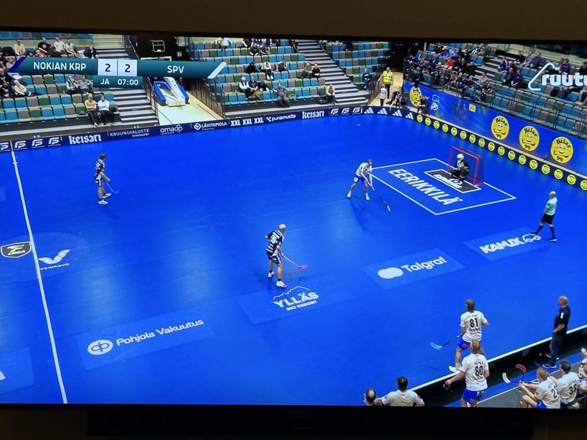 Tän takia #salibandy on niin huono TV laji. Pelataan pakki-pakkia eikä sulla ole aavistustakaan miten siellä ylhäällä paikkaa haetaan. Kuvakulma päätyyn kuten joskus aikanaan Ruotsissa hetken aikaa oli. Näkyy koko kenttä.