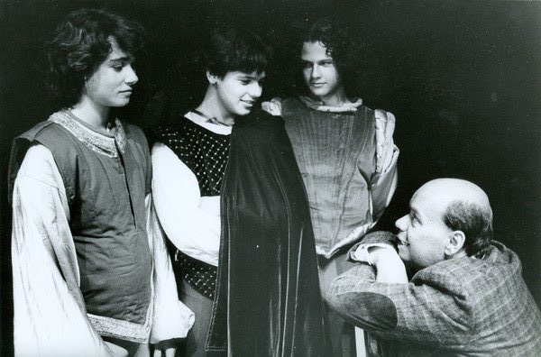 bestofmello's tweet photo. Selton Mello, Danton Mello e Ângelo Paes Leme nos bastidores da peça 'Romeu e Julieta' no Teatro Tablado no início dos anos 90

Selton interpretou Mercutio, amigo de Romeu interpretado por seu irmão. 
 #DiaDoTeatro 🎭 https://t.co/GtfsCY1mOF