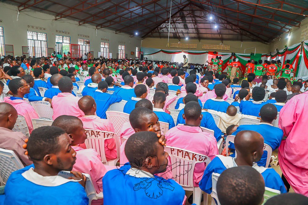 CnddFdd's tweet photo. Mu ntara ya Burunga, igisabisho mpuzamadini catunganijwe n’Umugambwe @CnddFdd cari gihagarariwe n’Umunyamabanga mukuru w’Umugambwe, Nyeniteka @R_Ndikuriyo. 

Inyuma y’inyigisho zishingiye kw’ijambo ry’Imana zashikirijwe na Patiri Mukuru wa Paruwase Makamba, Umunyamabanga mukuru w’Umugambwe yatekereye impanuro zidasanzwe Abagumyabanga. 

Yishimikije uturorero dutandukanye, Nyeniteka @R_Ndikuriyo yagarutse ku mazina ntibagiranwa mu gihugu cacu kubera baretse inyungu zabo, bashira imbere Uburundi n’Abarundi (Inamujandi, Bihome,..)

Yaboneyeho akaryo ko gukebura Abagumyabanga batagendera mu makanda ya ba Sokuru, bo bamye bashira imbere Ubuntu mu bantu. 

Yagize ati: “Turi umugambwe muvyeyi! Tubigendere. Nimba mu kibano barondera uwobahanuza ijambo, basange ari wewe mugumyabanga! Nimba mu bushikiranganji canke mw’ishirahamwe ukoreramwo barondera intungane n’umunyabuntu, basange ari wewe mukenyererarugamba! Nimba barondera inkerebutsi n’umwizigirwa basange ari wewe mbonerakure!” 

Mu gusozera, yibukije ko gukorera neza igihugu bitaraba ibibanza vy’icubahiro canke amabanga umuntu aba ajejwe. 

Yagize ati : “Dushimire intwari zitamenyekana cane ziri hariya mu mitumba tubako. Hariho abaganga, abigisha, abacamanza, abasirikare, abatayeri, abubatsi, abakozi b’Imana bose bubatse amazina yabo kubera inyifato nziza n’ubutwari bagaragaza mu buzima bwa misi yose. Umuntu wese azi ko apanze neza, yubahwe! Ntazokwibagirwa, azobera umugisha n’Umuryango wiwe”

Yasozereye asaba Abagumyabanga kwiyubaka, ntihagire ikibasamaza, babandanye guteramira amahoro n’umutekano.