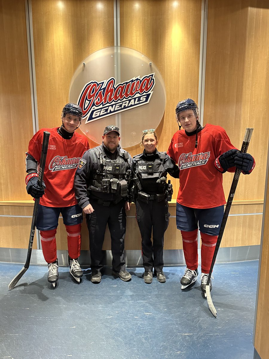DRPSCEDiv's tweet photo. Central East Division CRU
Officers stopped by today to wish the Oshawa Generals good luck in their upcoming playoff series Vs Brampton Steelheads. First game of the series is in Oshawa tomorrow night! Grab your tickets and come out and support the Gens! #Allonred #GoGensGO https://t.co/IN5ACIxznF