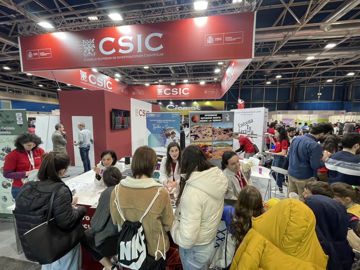 CBM_CSIC_UAM's tweet photo. ¡Cansados pero muy felices después del primer día de feria #MadridEsCiencia 2025! Cientos de estudiantes, profes y familias han descubierto cosas nuevas con nuestras actividades 🔬🧠🧫🦠🌈🧬 ¡¡Mañana y el sábado, más!! https://t.co/CpEFILnPac