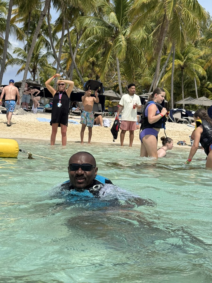 FrancisMopiembe's tweet image. #Nassau, #Bahamas, en 1 weekend, j’ai vu 5 bateaux d croisière de +- 5000 passagers chacun. Nager avec les Dauphins,200$, pr k’1 dauphin danse pour soi, 100$. Ajouter  les autres activités et taxes, combien ce pays gagne par an? Bato ya solo bako uta wapi pr le tourisme en RDC?