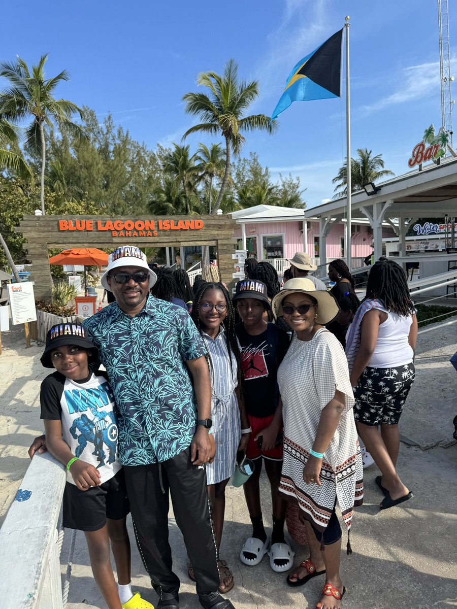FrancisMopiembe's tweet image. #Nassau, #Bahamas, en 1 weekend, j’ai vu 5 bateaux d croisière de +- 5000 passagers chacun. Nager avec les Dauphins,200$, pr k’1 dauphin danse pour soi, 100$. Ajouter  les autres activités et taxes, combien ce pays gagne par an? Bato ya solo bako uta wapi pr le tourisme en RDC?