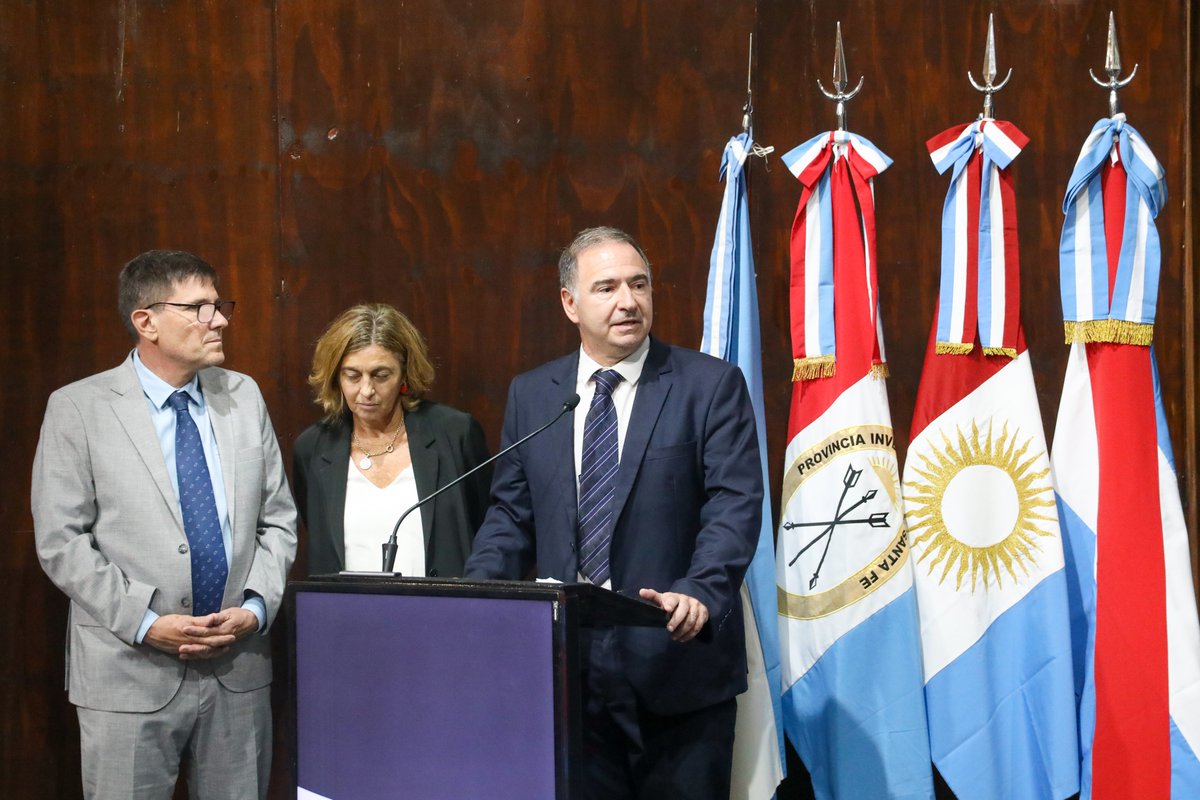 Los gobernadores de Santa Fe, Córdoba y Entre Ríos encabezaron en Santa Fe la XVIII Reunión Institucional de la Región Centro.
Decisiones concretas, integración real y futuro compartido.
📌 AREE
📌 Infraestructura estratégica
📌 Mesas de trabajo
📌 Eventos anuales

#RegiónCentro