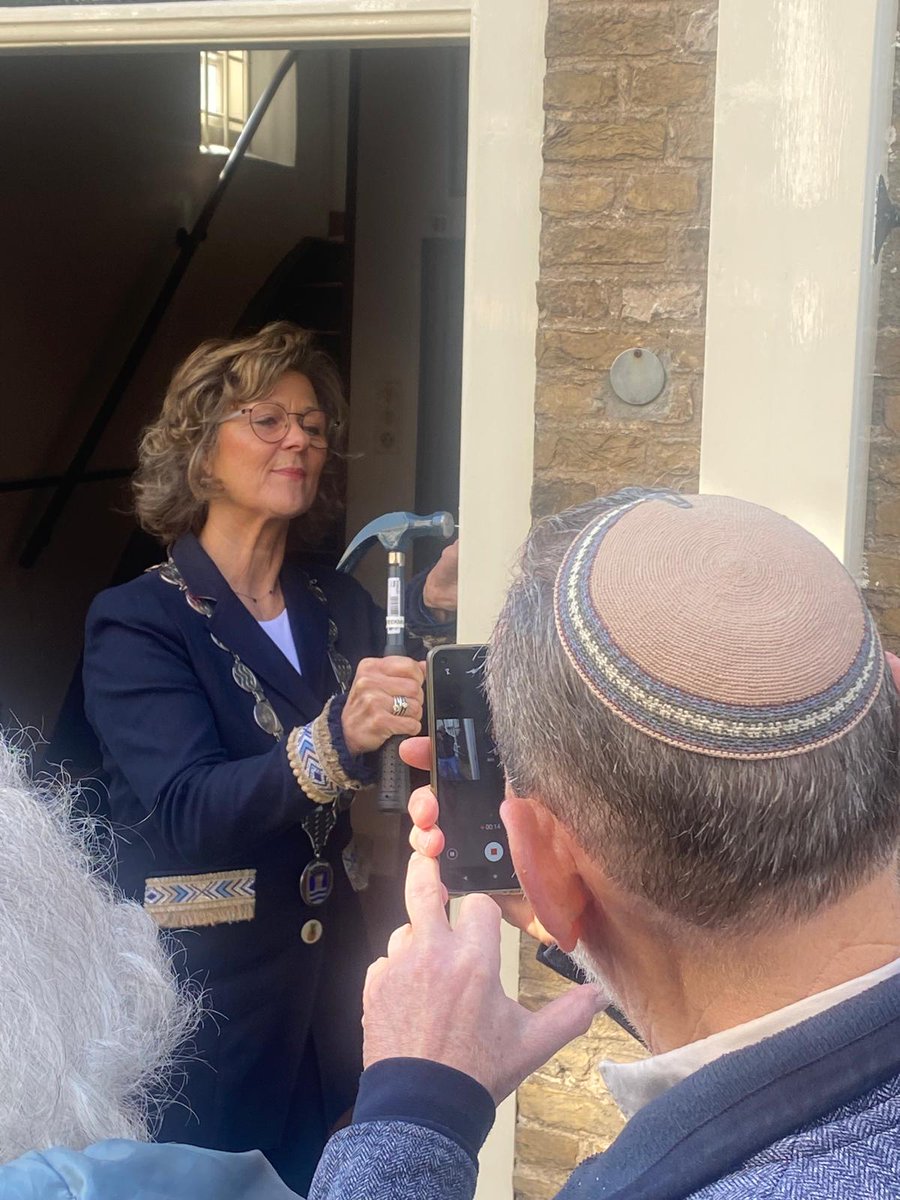 Nog een laatste klap - en nu zit de mezoeza vast! Vanaf morgen van harte welkom in de Flakkees-Joodse jarendertig woning in het Streekmuseum Goeree-Overflakkee! Zie
streekmuseum.nl.