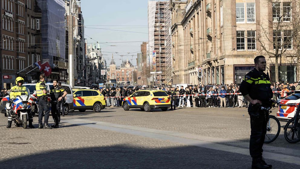 Bluttat in Holland:
Messerattacke in Amsterdam: 
Laut Medien 4 oder 5 Verletzte nahe Dam-Platz. 
Der Täter, mutmaßlich D. Melnyk (34) aus Ukraine, wurde festgenommen. 
Das Motiv ist unklar – der Täter soll wahllos auf die Menschen eingestochen haben…
Ein Zeuge berichtet: „Ich