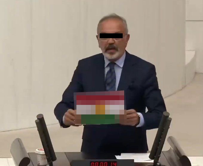 ArslanYuksel06's tweet photo. Teröristin elinde tuttuğu bez parçasına PAÇAVRA, teröriste kulluk edene de AŞAĞILIK ve NAMUSSUZ denir!

Paçavrayı savunmak; aşağılık ve namussuz olduğunu tescil etmektir... https://t.co/p6FaT2V7B6