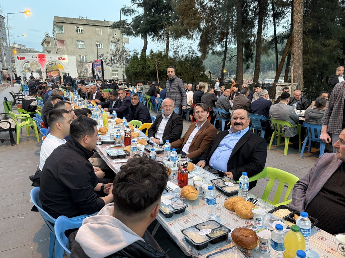 baykanbld's tweet photo. Sanat sokağımızda gerçekleştirdiğimiz iftar organizasyonuna teşrif eden AK Parti MKYK Üyesi sn @Malikurt14, Ak Parti İl Başkanı sn @AvCanerOzturan İlçe Kaymakamımız sn @fatihozcaaan, Atabağı Belde Belediye Başkanı sn @Tayyarlale’ye ve tüm hemşehrilerimize teşekkür ediyoruz. https://t.co/a5vogMDAWb