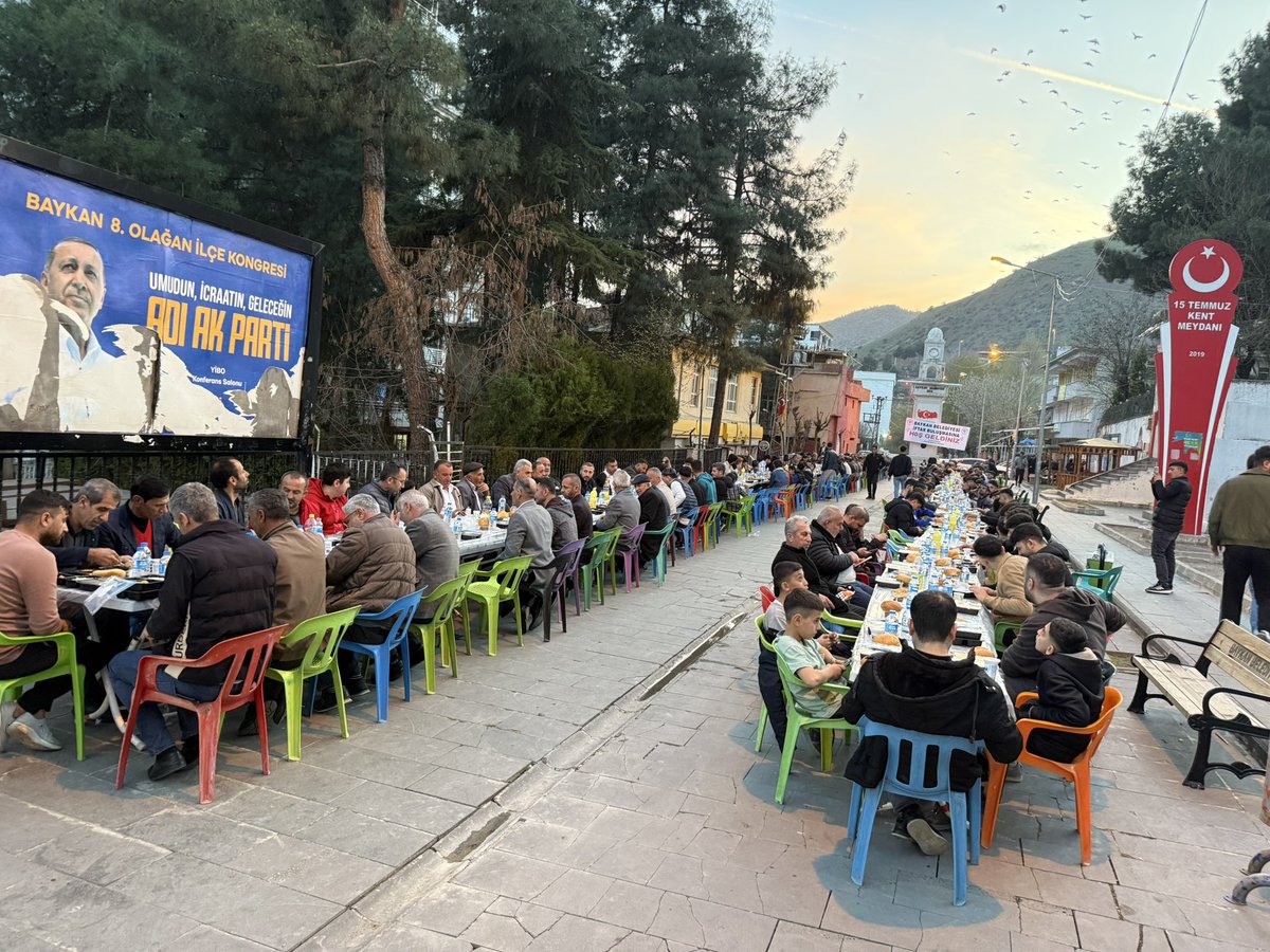 baykanbld's tweet photo. Sanat sokağımızda gerçekleştirdiğimiz iftar organizasyonuna teşrif eden AK Parti MKYK Üyesi sn @Malikurt14, Ak Parti İl Başkanı sn @AvCanerOzturan İlçe Kaymakamımız sn @fatihozcaaan, Atabağı Belde Belediye Başkanı sn @Tayyarlale’ye ve tüm hemşehrilerimize teşekkür ediyoruz. https://t.co/a5vogMDAWb