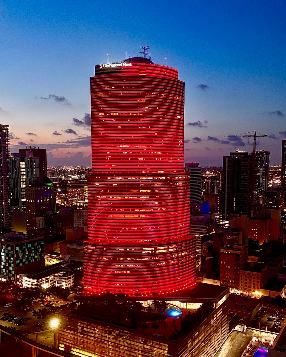 SFLRedCross's tweet photo. Buildings across South Florida light up in red for #MarchIsRedCrossMonth and #GivingDay 💡 Volunteers are the true heroes and are honored for providing hope and urgent relief to families when help can’t wait during emergencies. ⛑️ Visit https://t.co/1aSzGQH97s to become a hero! https://t.co/wNshog3frg