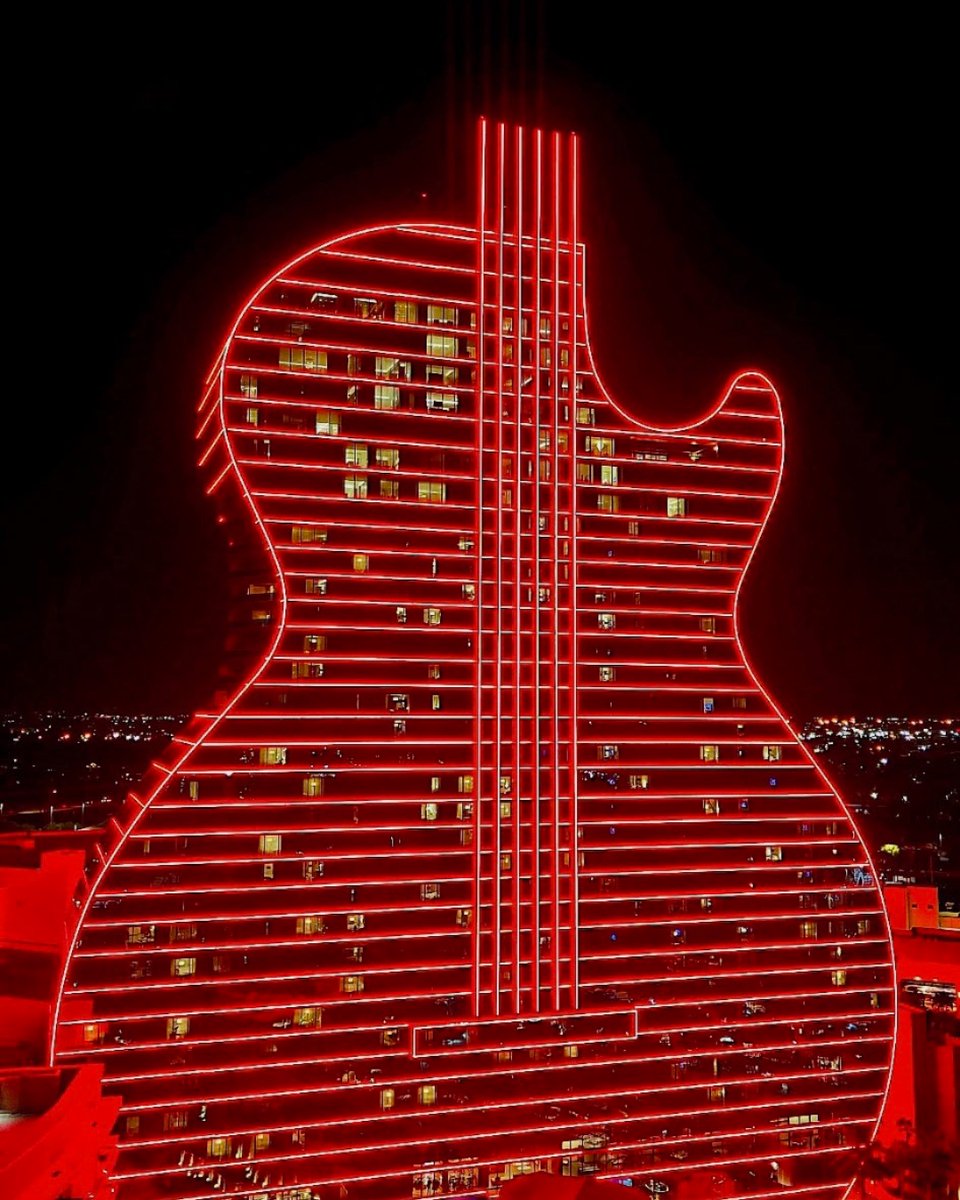 SFLRedCross's tweet photo. Buildings across South Florida light up in red for #MarchIsRedCrossMonth and #GivingDay 💡 Volunteers are the true heroes and are honored for providing hope and urgent relief to families when help can’t wait during emergencies. ⛑️ Visit https://t.co/1aSzGQH97s to become a hero! https://t.co/wNshog3frg