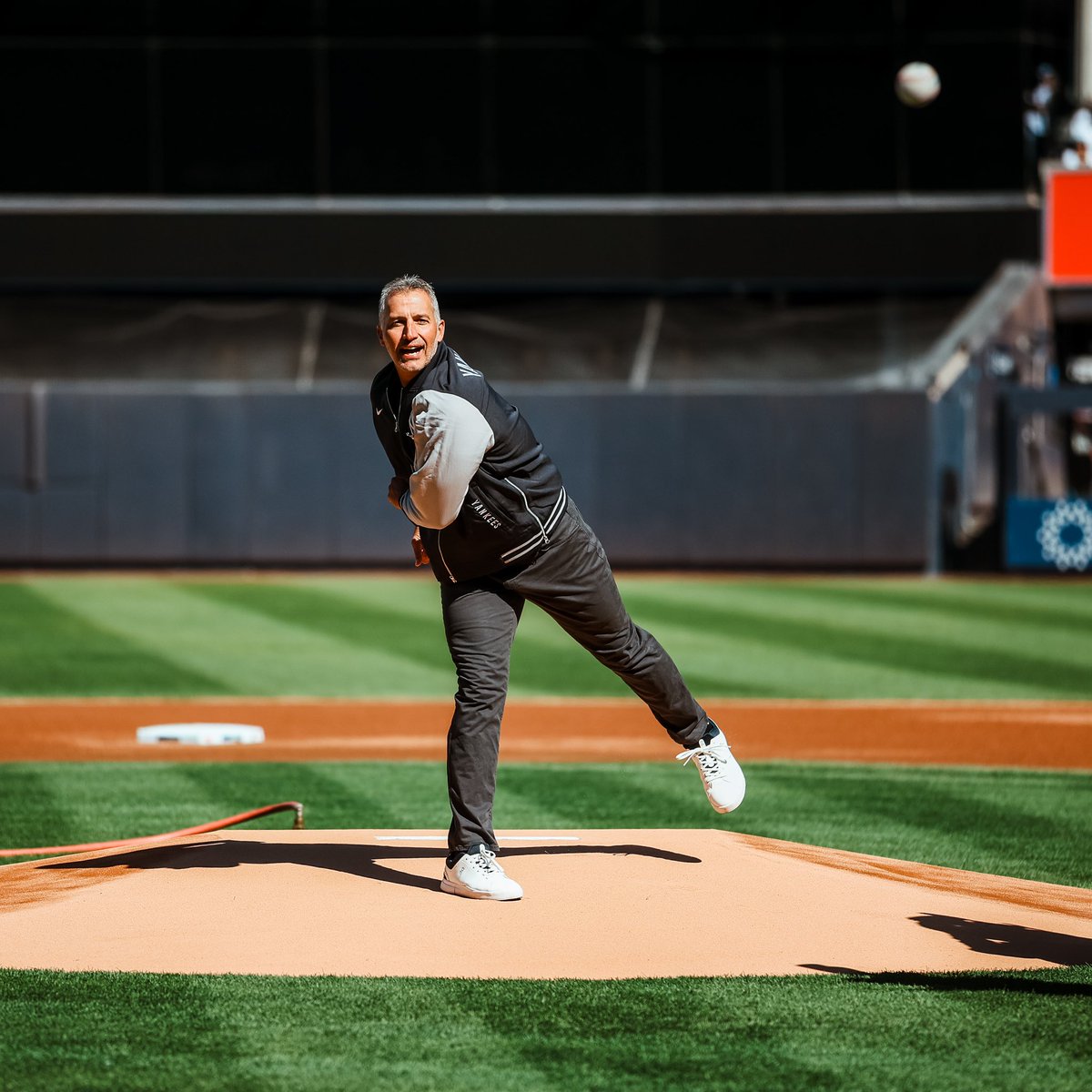 Yankees's tweet photo. Ceremonial first pitch from Pettitte 🔥

Thanks to the Yankees legend 👏 https://t.co/vaP7zD6C6a