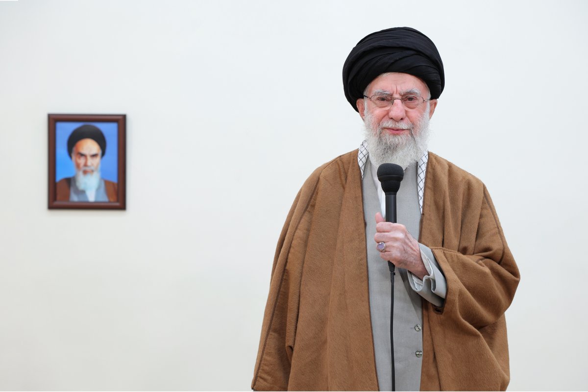 #راهپیمایی_روز_قدس امسال به نظر من اهمیت بیشتری دارد. ملتهایی که ما را می‌شناسند، طرفدار ملت ایرانند لکن برخی از سیاستها و دولتها که مخالفند، علیه ملت ایران تبلیغات میکنند: وانمودمیکنند وجود اختلاف وضعف را.
راه‌پیمایی شما در #روز_قدس همه این ترفندهاوسخنان باطل را ابطال خواهد کرد.