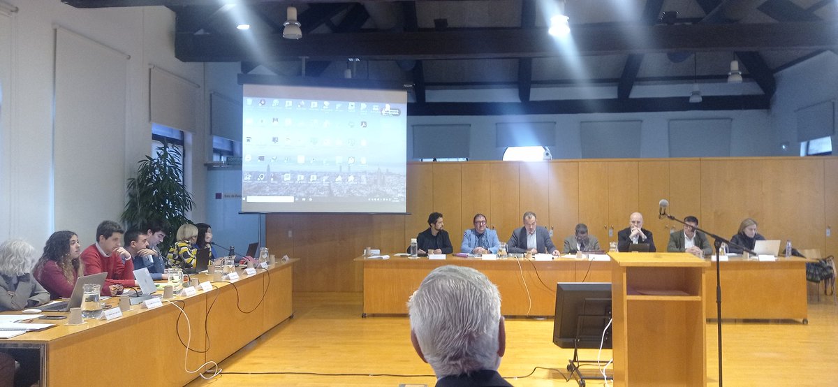 Consell plenari del districte de #CiutatVella.
Amb el record i l'homenatge de tots els grups polítics del districte per dues veïnes molt apreciades que han traspassat recentment, la Vicky Molins i la Tere Caja.