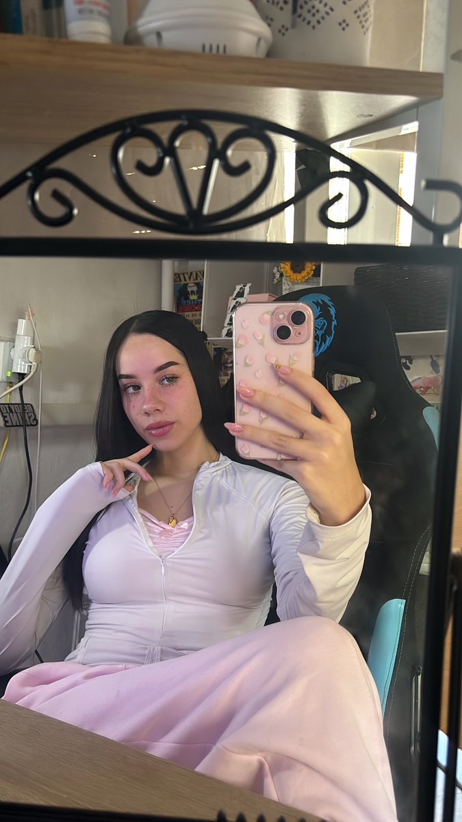 En stream con mi novia(<a href="/moniovess/">Moni</a> ) y checha 

Link en bio:3