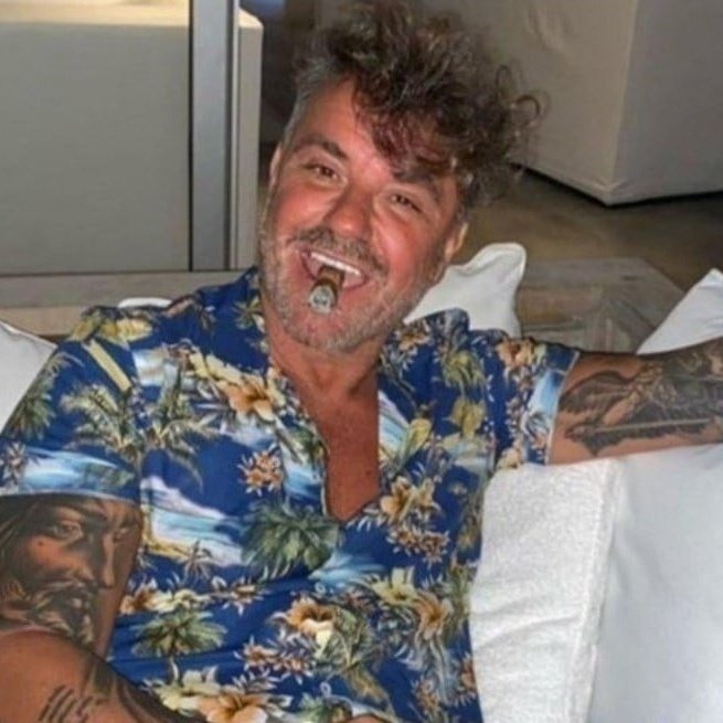 frabigol's tweet photo. Les presento a Claudio Echeverri y a su representante, Enzo Montepaone.

Entre estos dos se presentaron en las  oficinas del club que lo sacó de la pobreza, le dió comida y una casa para vivir y amenazaron a Jorge Brito, presidente de River, con irse libres, sin dejar un centavo, si no aceptaban la oferta del Manchester City. Dejando a River como rehén entre la espada y la pared.

Hoy, en marzo de 2025, apenas dos meses después de que Echeverri se vaya de River, se confirmó que NO va a ser tenido en cuenta por Pep Guardiola ni este año ni el próximo y ya le están buscando otro destino.

Justicia divina para un pibe desagradecido y un representante mercenario. Con River no se jode.