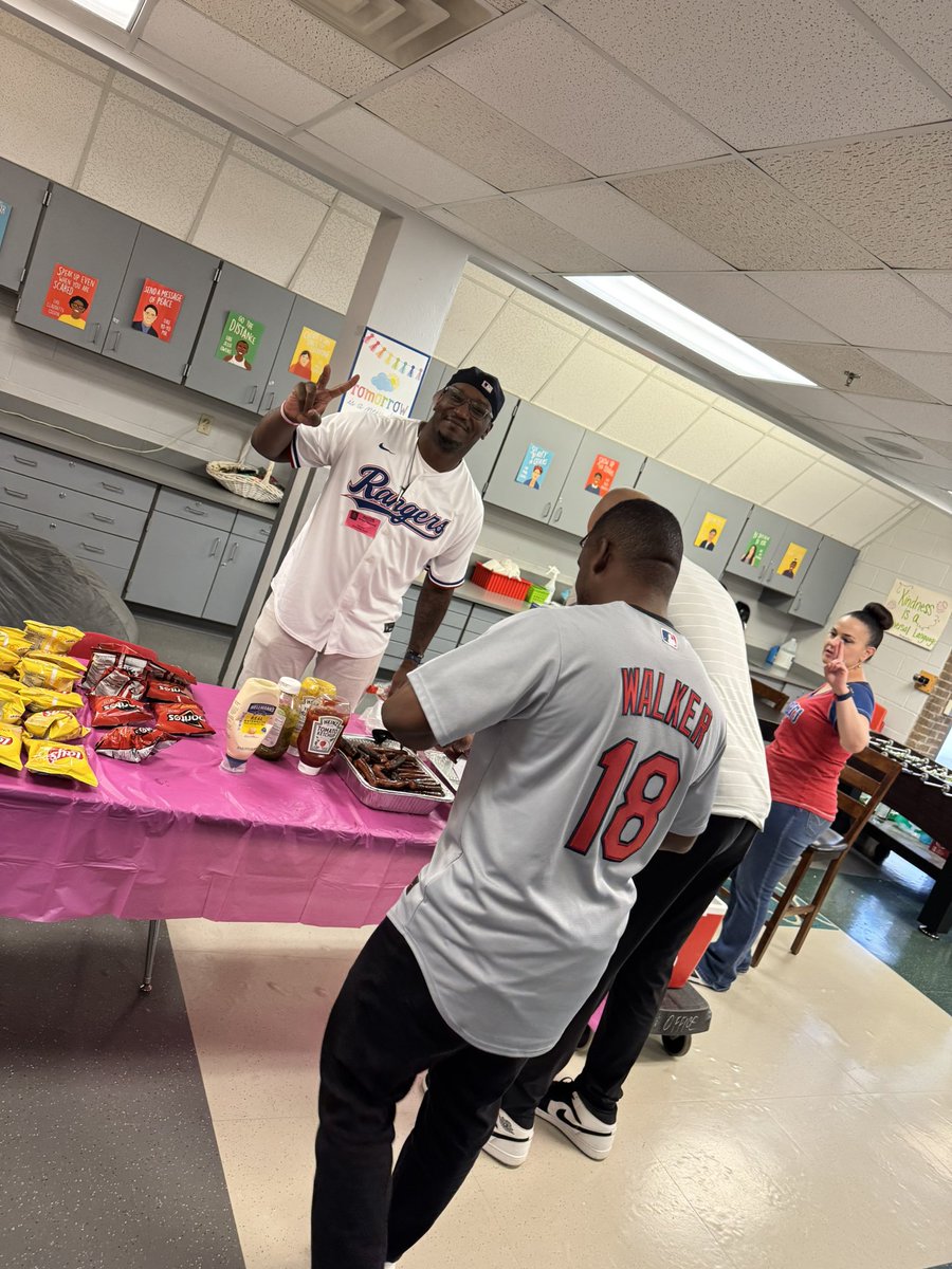 We’re celebrating Opening Day with a <a href="/IrvingBowie_MS/">Bowie Middle School</a> Staff Hot Dog Lunch!
Huge thanks to <a href="/Youth180tx/">Youth 180, Inc.</a> and <a href="/HoraceMann/">Horace Mann</a> for showing love to our amazing teachers—your support means the world! #StrongerTogether #OpeningDay #TeacherAppreciation