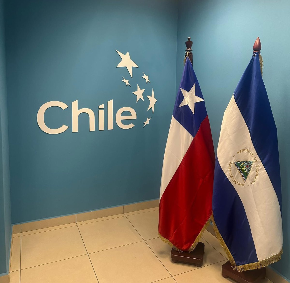 El Encargado de Negocios de de la Embajada de Chile 🇨🇱 en Nicaragua, tuvo un desayuno en la Residencia Oficial con un grupo de chilenos residentes, donde se compartió información sobre el concurso anual para proyectos en el exterior de DICOEX y las elecciones presidenciales 2025.